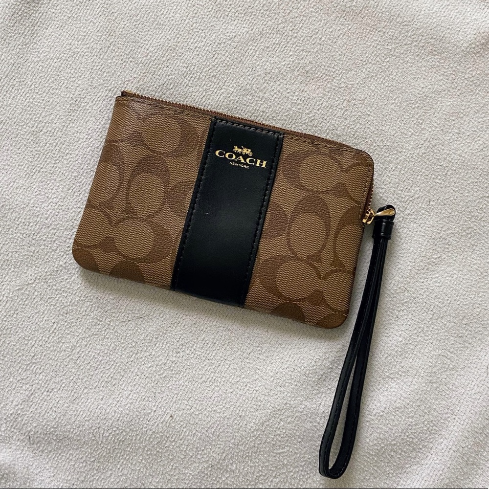 😍 NWOT COACH Corner Zip Wristlet